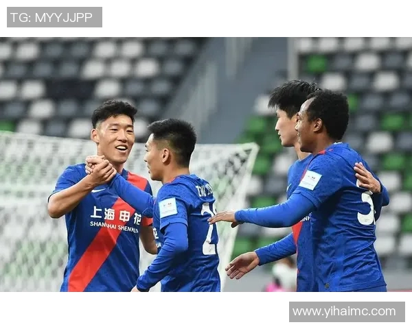 某足球明星穿紧身衣训练照曝光 引发球迷热议并激起话题讨论